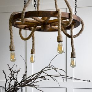 lampa wisząca nad stołem