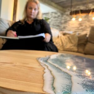 zdjęcie-stolik-fale-żywica