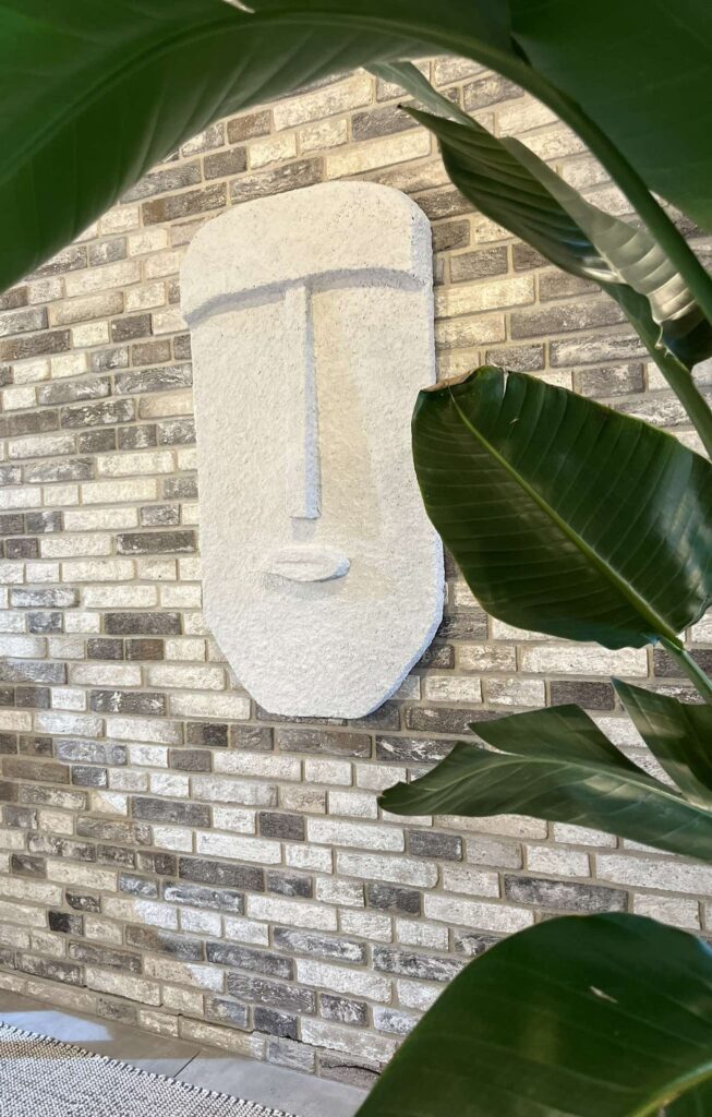 Płaskorzeźba w salonie